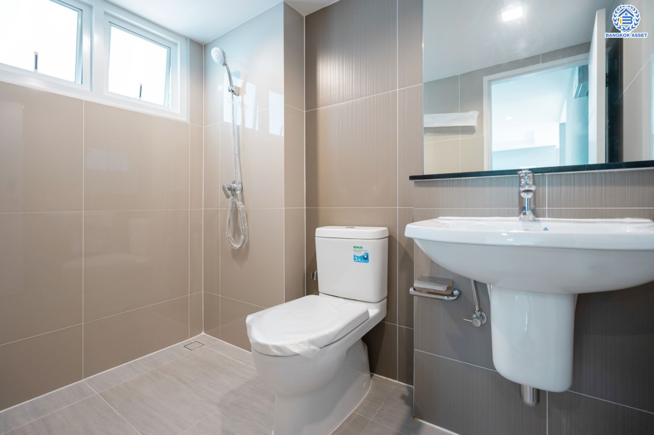 บ้านมือสองตกแต่งใหม่ ม.ราชพฤกษ์ บางบอน4 หลังมุม ตกแต่งหรูหรา เนื้อที่ 102 ตร.ว. ฟังก์ชัน 3 ห้องนอน 3 ห้องน้ำ จอดรถได้ 4 คัน พื้นที่สนามหญ้ากว้างกว่า 106 ตร.ม. บนทำเลศักยภาพ เชื่อมต่อหลายเส้นทาง ใกล้เดอะมอลล์บางแค จุดขึ้นทางด่วน "เพชรเกษม" และรถไฟฟ้าสายสีน้ำเงิน "สถานีหลักสอง"